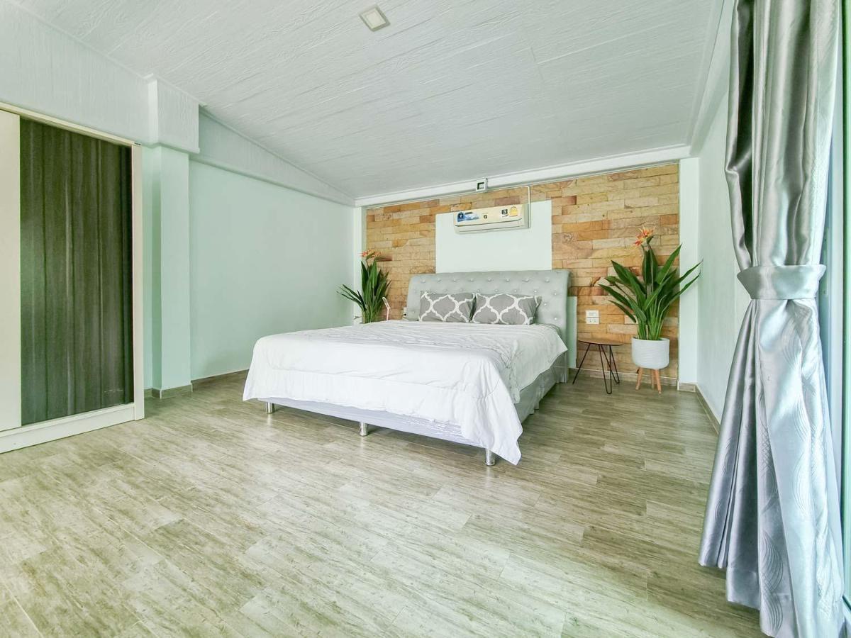 Tina's Living Paradise Ii - With Private Pool, 5 Min To Holiday home Rayong