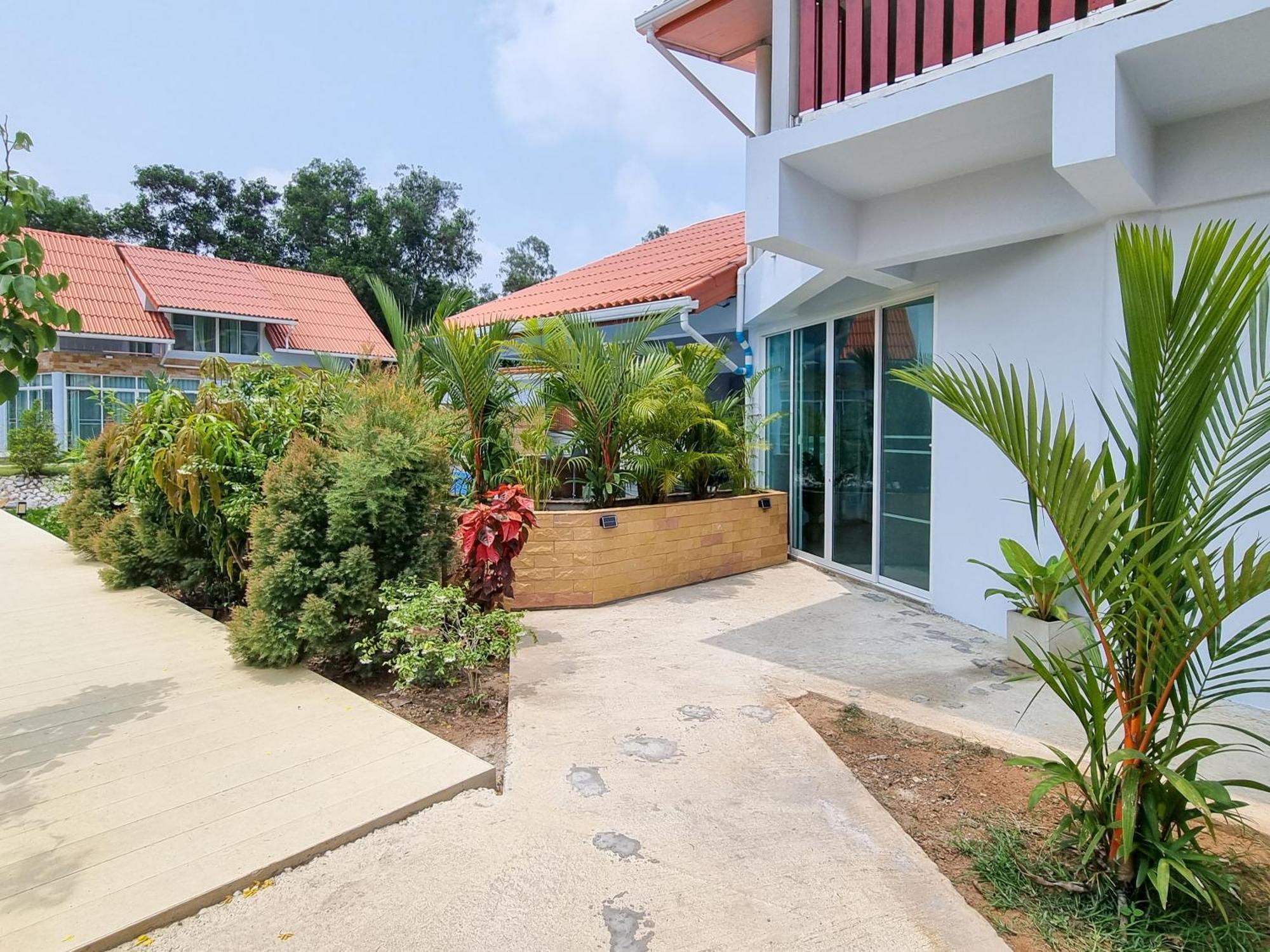 Tina's Living Paradise Ii - With Private Pool, 5 Min To Holiday home Rayong